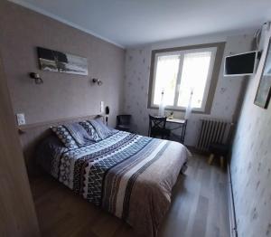 1 dormitorio con cama y ventana en Hôtel les Deux Cols, en Sainte-Marie-de-Campan