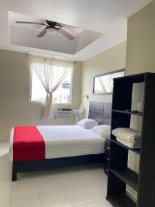 - une chambre avec un lit et un ventilateur de plafond dans l'établissement ROOF TOP Hotel XILITLA, à Xilitla