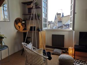 una camera con amaca di fronte a una finestra di Lovely apartment dowtown a Bordeaux
