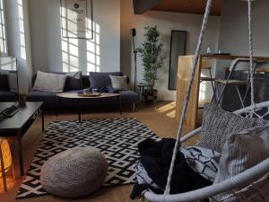 un soggiorno con divano e altalena di Lovely apartment dowtown a Bordeaux