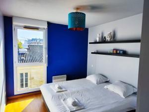 Un pat sau paturi într-o cameră la Nice apartment central Bordeaux