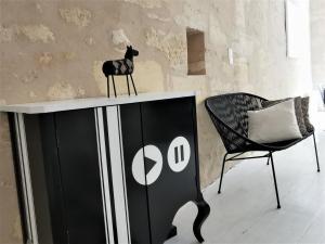 stół z kotem na górze obok krzesła w obiekcie Very nice apartment Bordeaux historical center w mieście Bordeaux