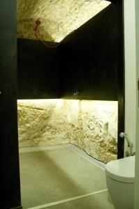 La salle de bains est pourvue d'un tunnel et de toilettes. dans l'établissement DAMMUSO, à Modica