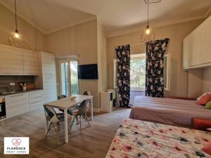 een slaapkamer met een bed en een tafel in een kamer bij Lella Apartment with free parking in Florence