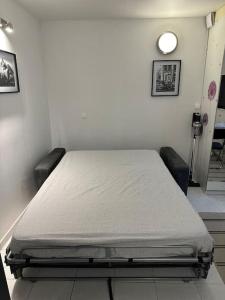 a hospital room with a bed in a room at Studio indépendant proche Paris in Chennevières-sur-Marne