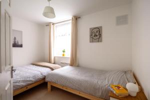 1 dormitorio con 2 camas individuales y ventana en Guildford Town Centre with Parking en Guildford