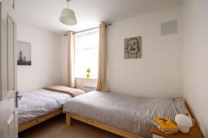 a bedroom with a twin bed and a window at Guildford Town Centre with Parking in Guildford