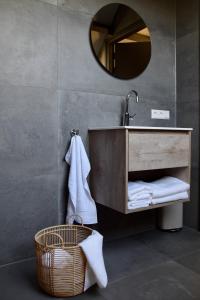 a bathroom with a sink and a mirror at Bedje in de polder in Montfoort