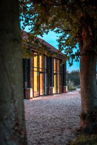 un edificio con un árbol delante de él en Beaumont Mews, en Saint Albans