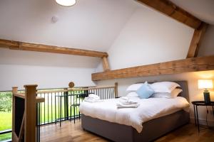 ein Schlafzimmer mit einem Bett in einem Zimmer mit einem Balkon in der Unterkunft Beaumont Mews in St Albans