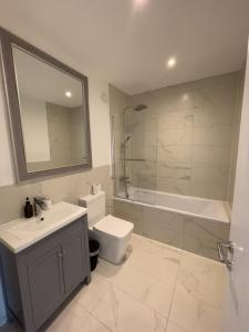ein Bad mit einem Waschbecken, einem WC und einer Dusche in der Unterkunft Beaumont Mews in St Albans