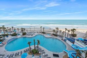 einen Blick über den Pool und den Strand in der Unterkunft Luxury 6th Floor 1 BR Condo Direct Oceanfront Wyndham Ocean Walk Resort Daytona Beach | 609 in Daytona Beach