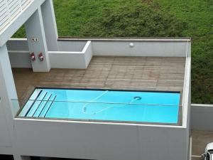 una pequeña piscina en un patio con en Umhlanga Cosy Apartment, en Durban