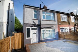 una casa con una puerta blanca y una valla en Dunstable Rd Modern Ensuites by Pioneer Living, en Luton