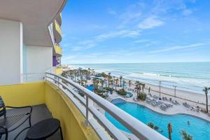einen Balkon mit Blick auf den Strand und das Meer in der Unterkunft Luxury 6th Floor 1 BR Condo Direct Oceanfront Wyndham Ocean Walk Resort Daytona Beach | 609 in Daytona Beach