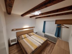 a small bedroom with a bed and a window at Lärchenreith Appartement in Schladming