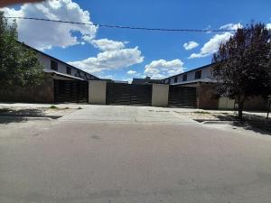 - un parking avec des portes de garage en bois dans un bâtiment dans l'établissement Departamento Premium, à Tunuyán