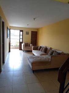 uma sala de estar com dois sofás e um sofá em Habitación cómoda em Villa Nueva