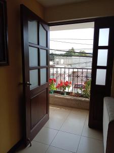 uma porta aberta com vista para uma varanda em Habitación cómoda em Villa Nueva