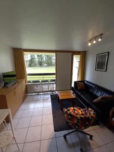 een woonkamer met een bank en een tafel bij Ap4 Nature Ardennes Economy class apartment in La Calamine