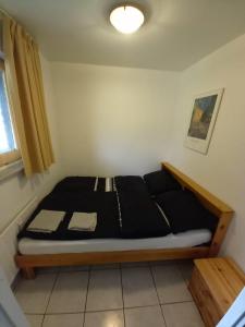 een slaapkamer met een bed in een kamer bij Ap4 Nature Ardennes Economy class apartment in La Calamine
