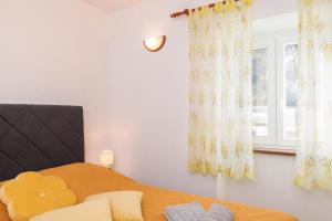 a bedroom with a bed and a window at Apartman Silvana in Risika
