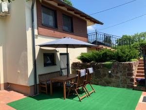 Balkón alebo terasa v ubytovaní Balaton Wellness Tom Cat nyaraló 1 wellness és 1 gyermekbarát apartmannal