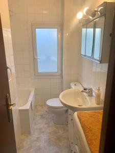 La salle de bains blanche est pourvue d'un lavabo et de toilettes. dans l'établissement Apartament 3 Bedrooms 80m2 con WIFI Alto Campoo Reinosa Cantabria, à Reinosa