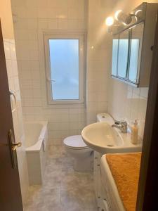 Baño blanco con lavabo y aseo en Apartament 3 Bedrooms 80m2 con WIFI Alto Campoo Reinosa Cantabria, en Reinosa