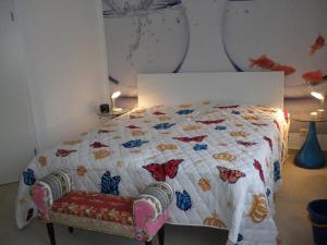 a bed with a quilt with butterflies on it at Gäste-Zimmer am Elberadweg in Damnatz