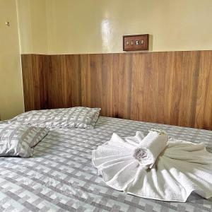 a bedroom with a bed with a flower on it at Hotel Económico in Campo Grande