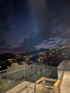 卡爾坎的住宿－Villa Kazarman, Kalkan’ın kalbinde denize, merkeze，夜晚从建筑物屋顶上欣赏美景