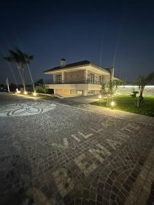 una casa con una entrada de piedra delante de ella en Villa Abenante Pompei, en Scafati