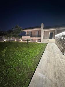 une maison avec une pelouse devant un bâtiment dans l'établissement Villa Abenante Pompei, à Scafati