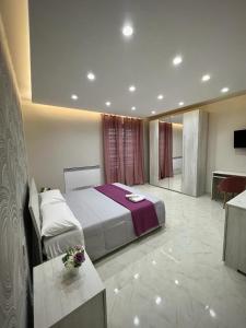 - une chambre avec un lit et une table fleurie dans l'établissement Villa Abenante Pompei, à Scafati