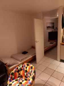 Habitación con 2 camas y una silla. en Ap4 Nature Ardennes Economy class apartment en La Calamine