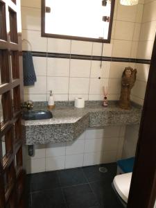 La salle de bains est pourvue d'un lavabo et de toilettes. dans l'établissement Suíte Aconchegante Próxima Ao Metrô Penha !, à São Paulo