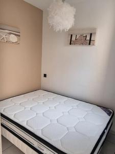 Posteľ alebo postele v izbe v ubytovaní VILLA Face à la Mer Sur le Sable 6 CLIM A L'ETAGE