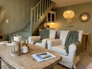 a living room with chairs and a coffee table at Le Clos Du Moulin 3 - Maison et Jardin, proche Avignon en Provence in Entraigues-sur-la-Sorgue