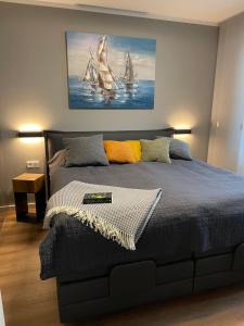 een slaapkamer met een bed met een schilderij aan de muur bij Auszeit in Sassnitz