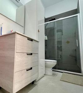 Un baño con ducha de cristal y un inodoro. en Estudio céntrico junto Wanda, Ifema y aeropuerto, en Madrid