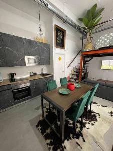 - une cuisine et une salle à manger avec une table et des chaises dans l'établissement Estudio céntrico junto Wanda, Ifema y aeropuerto, à Madrid