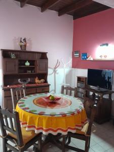 salon ze stołem i telewizorem w obiekcie Malvinas casa w mieście La Plata