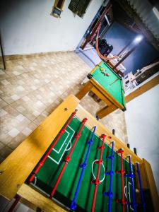 une vue de tête d'une table avec des battes de baseball dans l'établissement RANCHO GABRIEL, à Mogi das Cruzes