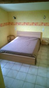 1 dormitorio con 1 cama grande con sábanas moradas en Gite Nyons en Mirabel-aux-Baronnies