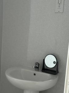 un espejo sentado en la parte superior de un fregadero blanco en Two bedroom apartment room 18 en Stockton-on-Tees