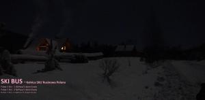 malinowy beret في Zatwarnica: منزل في الثلج في الليل