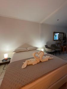 聖若瑟的住宿－Suite by Villa Serena - Manapany les bains，床上有两条毛巾