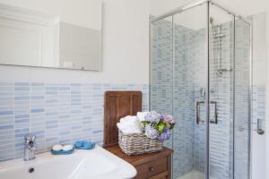 ein Badezimmer mit Waschbecken und Dusche in der Unterkunft Artemide Relais in Montebelluna