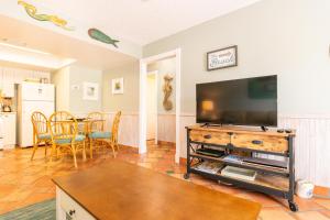 TV a/nebo společenská místnost v ubytování Seabreeze Condo B